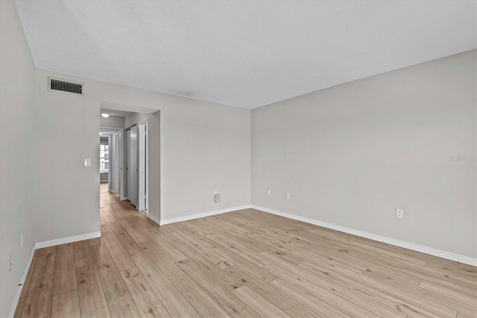 Image 34 of 71 For 105 Island Way 126