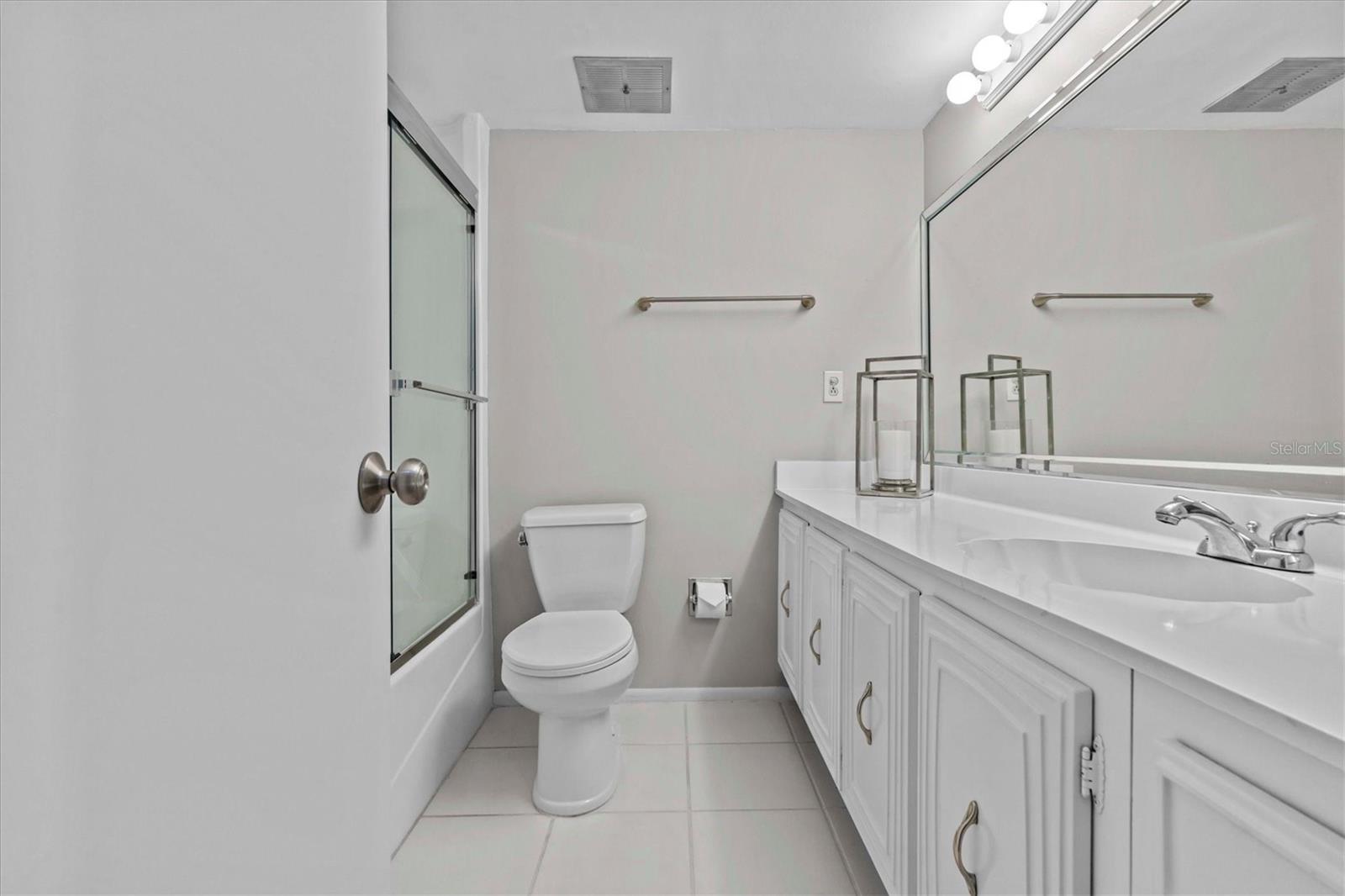 Image 36 of 71 For 105 Island Way 126