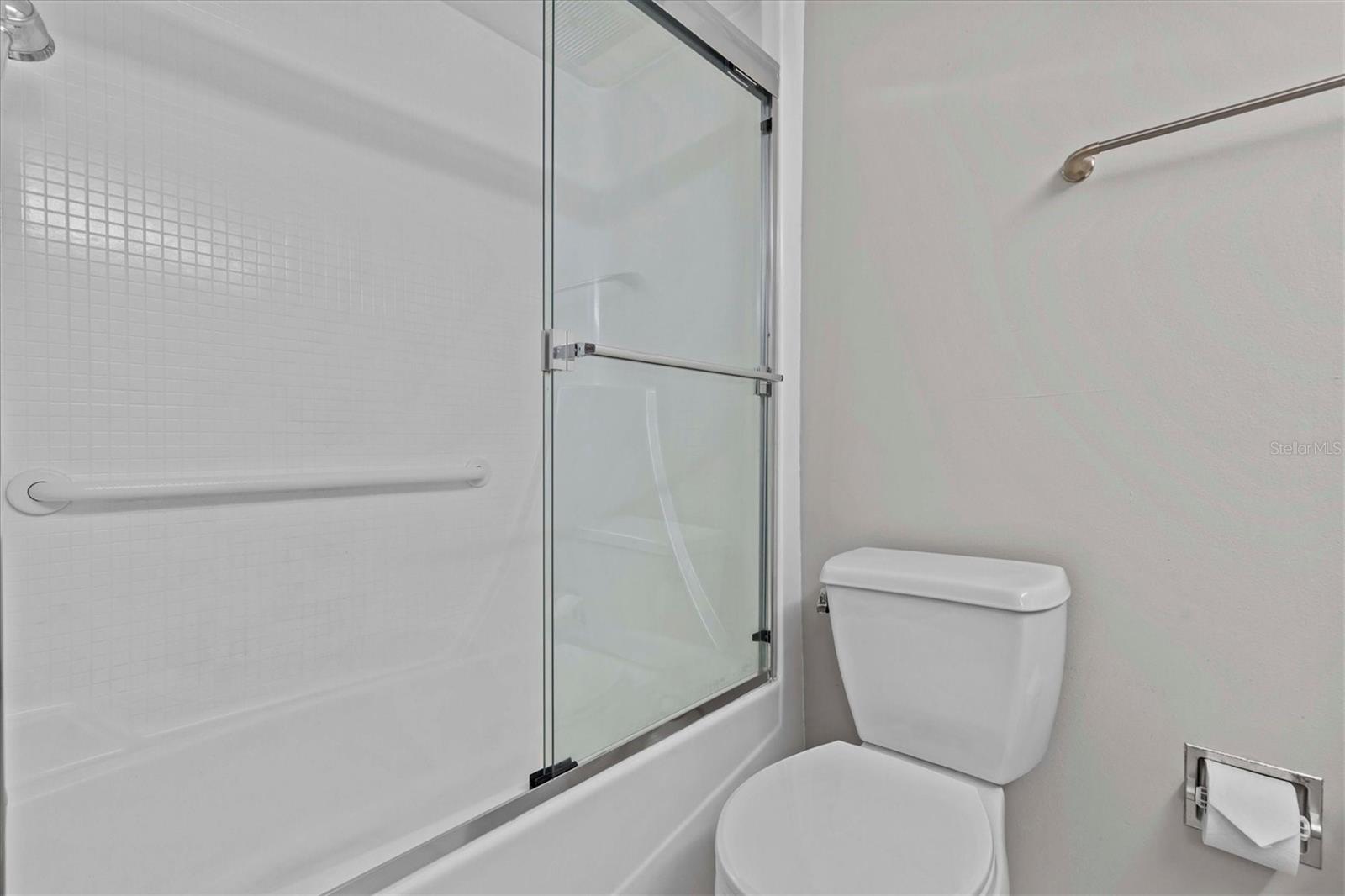 Image 37 of 71 For 105 Island Way 126
