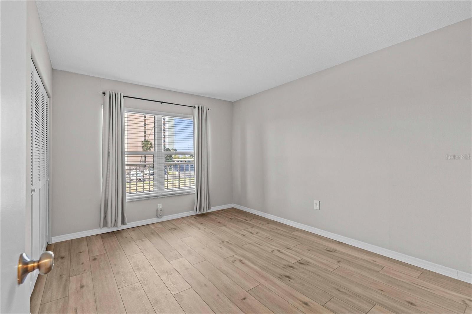Image 38 of 71 For 105 Island Way 126