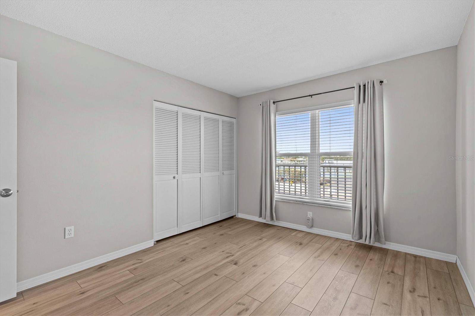Image 39 of 71 For 105 Island Way 126