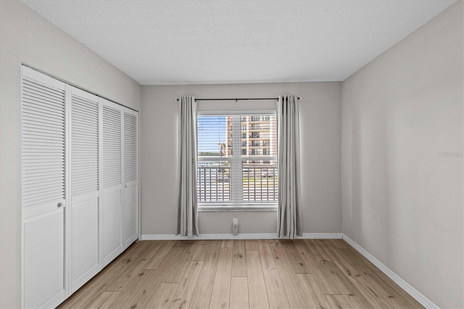 Image 40 of 71 For 105 Island Way 126