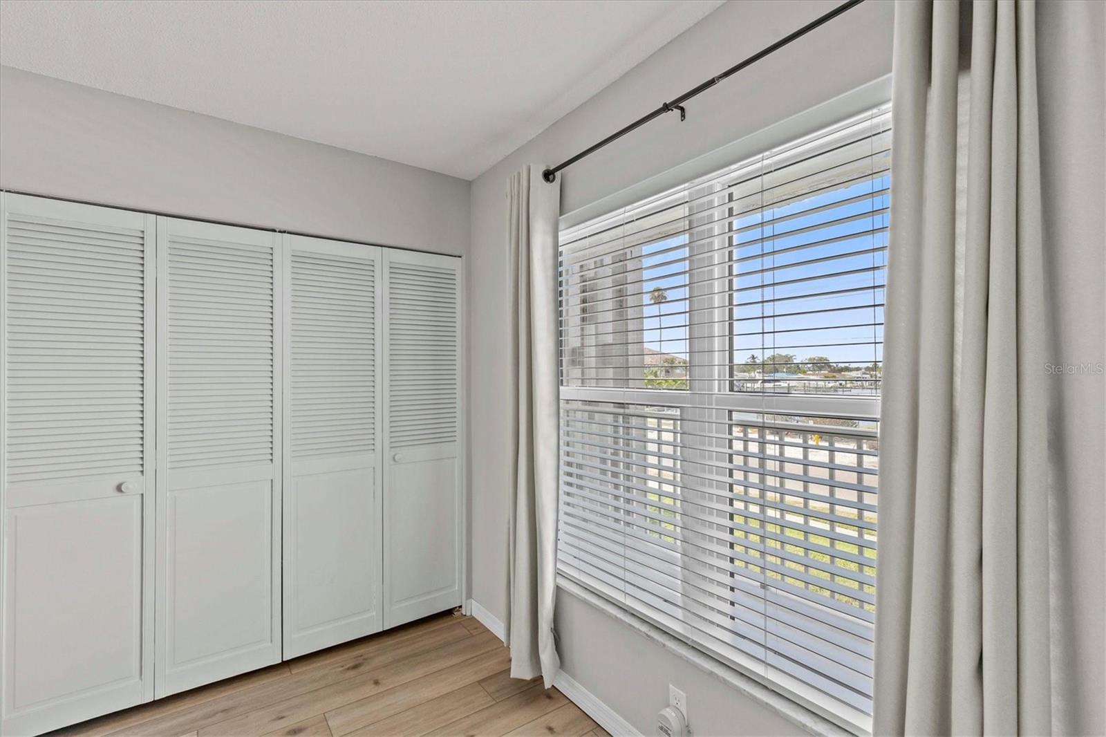 Image 41 of 71 For 105 Island Way 126