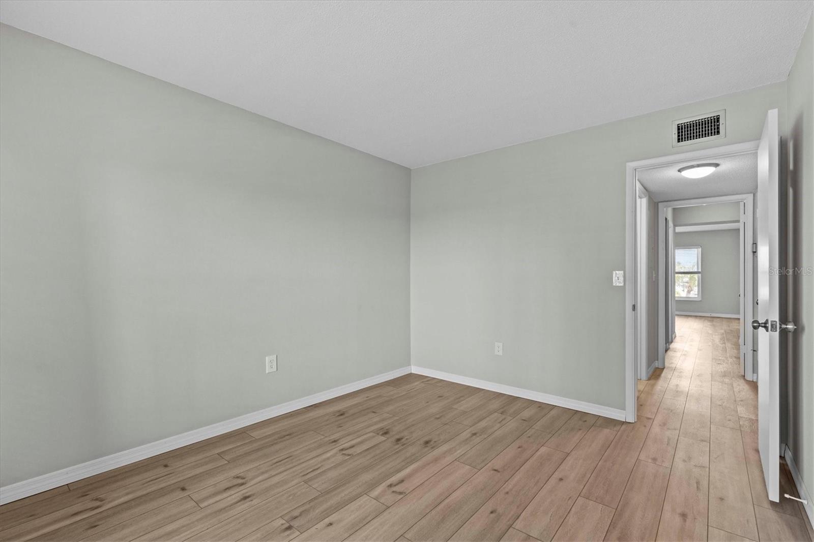 Image 42 of 71 For 105 Island Way 126