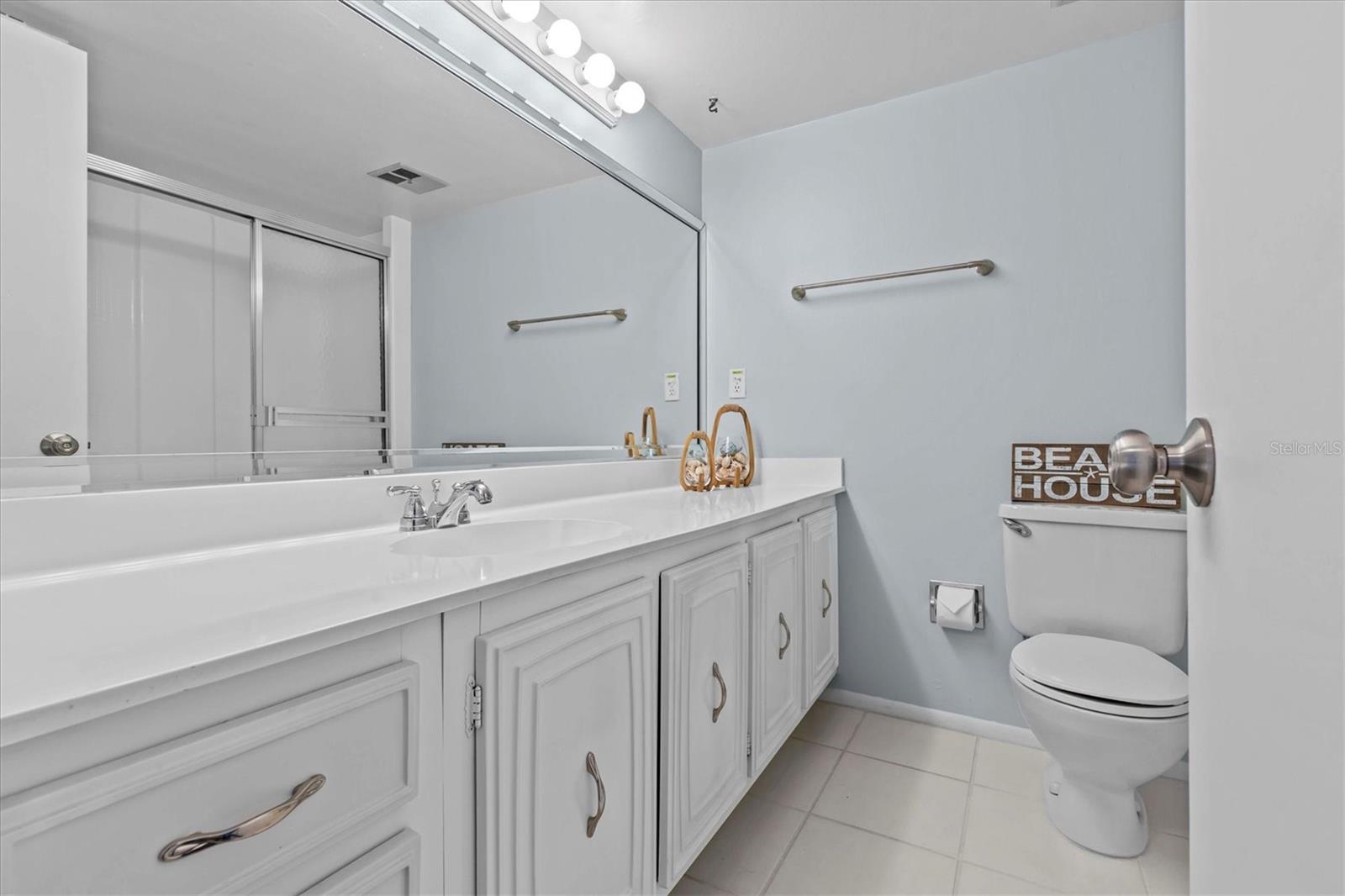 Image 43 of 71 For 105 Island Way 126