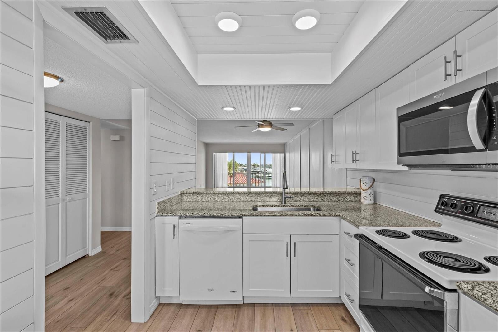 Image 9 of 71 For 105 Island Way 126
