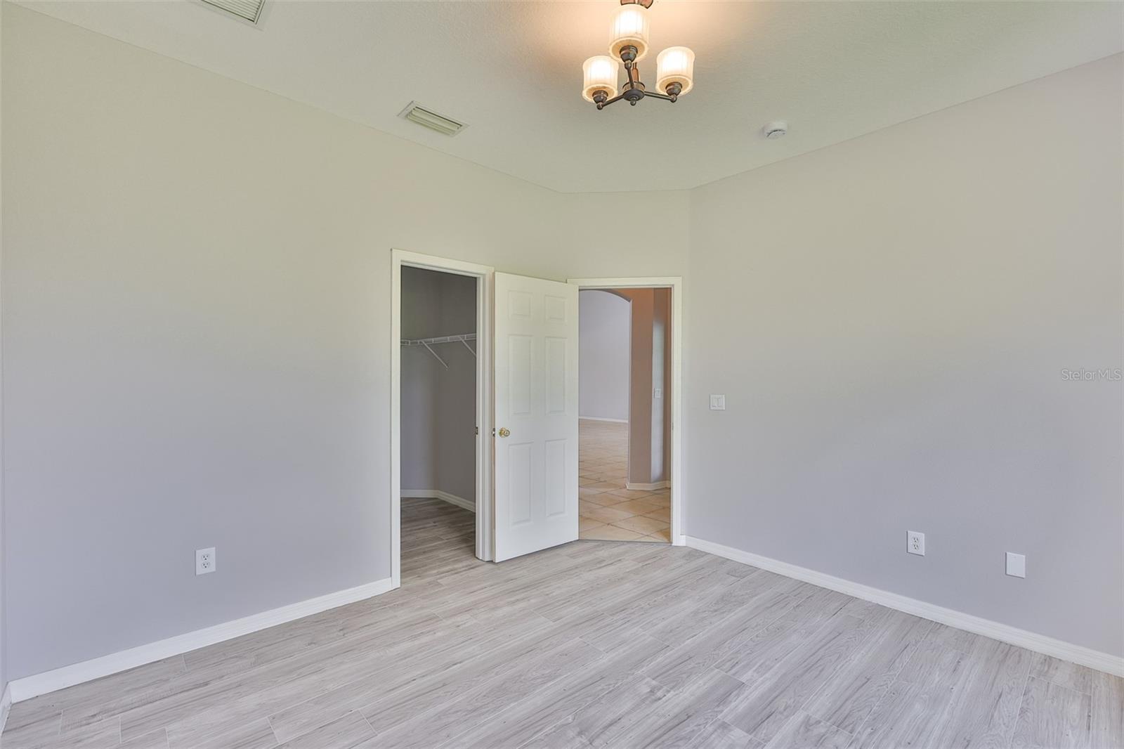 Listing photo id 24 for 7114 Cromwell Park Lane