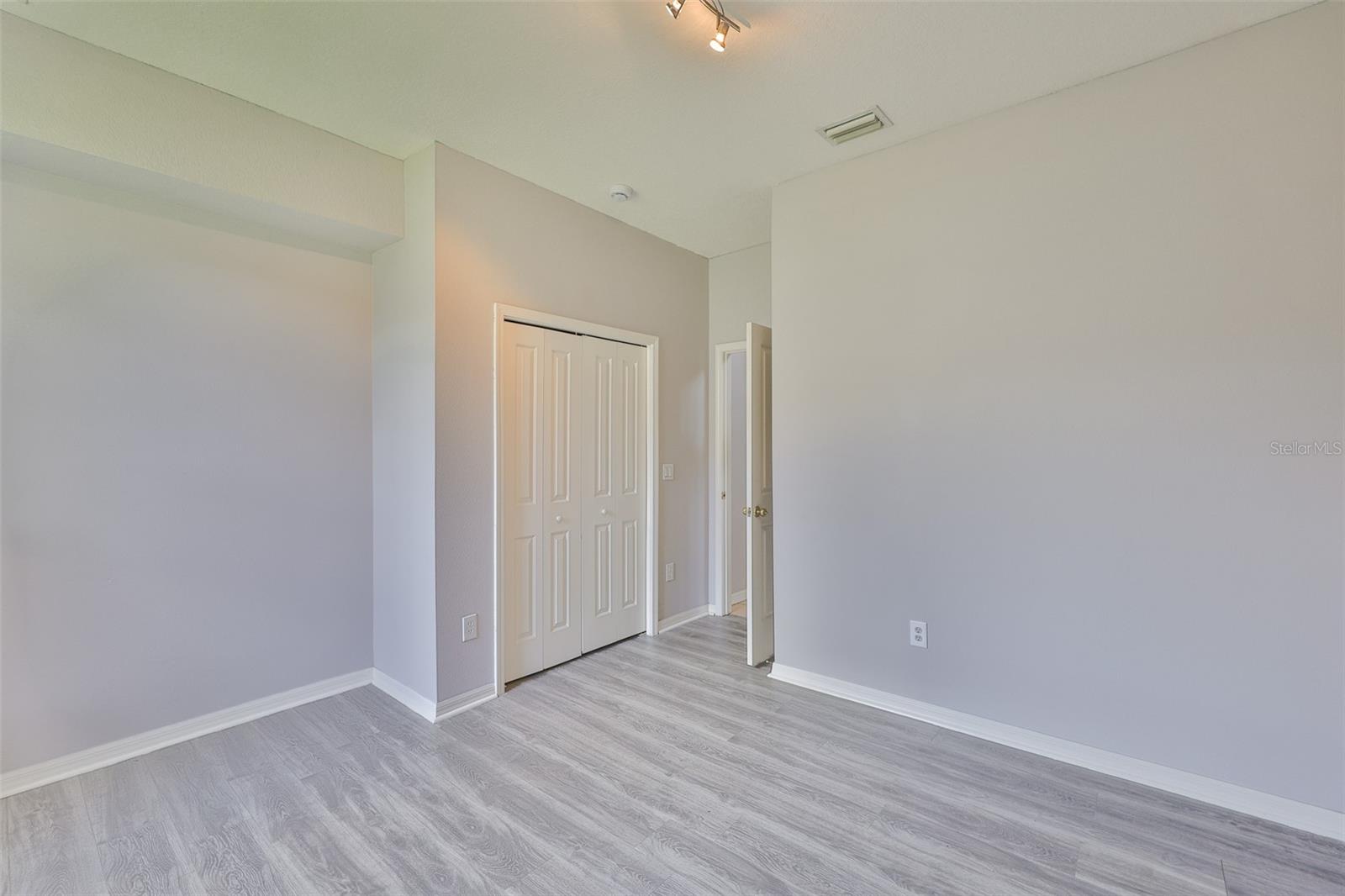 Listing photo id 26 for 7114 Cromwell Park Lane