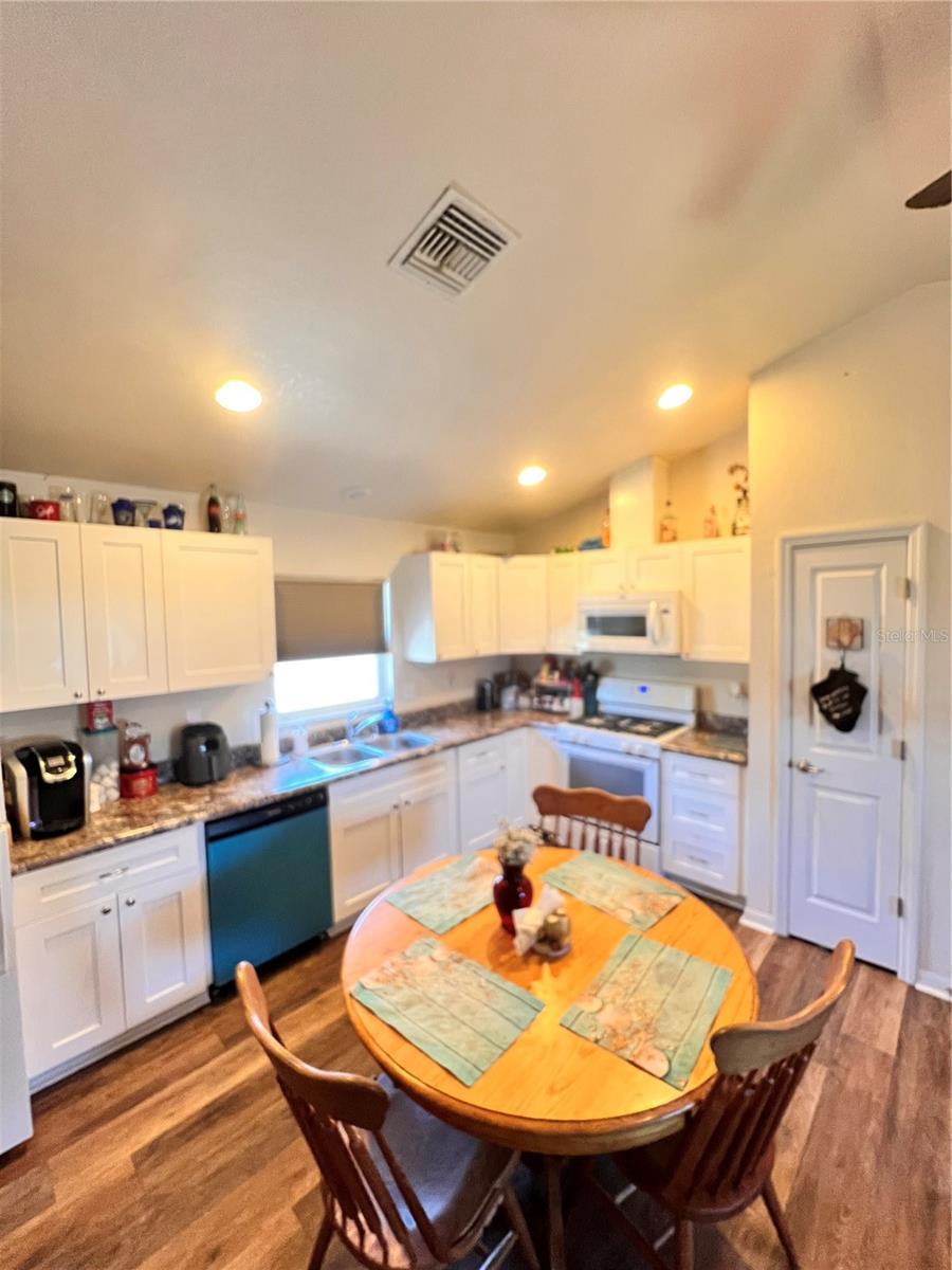 Listing photo id 2 for 5351 Leisure Lane