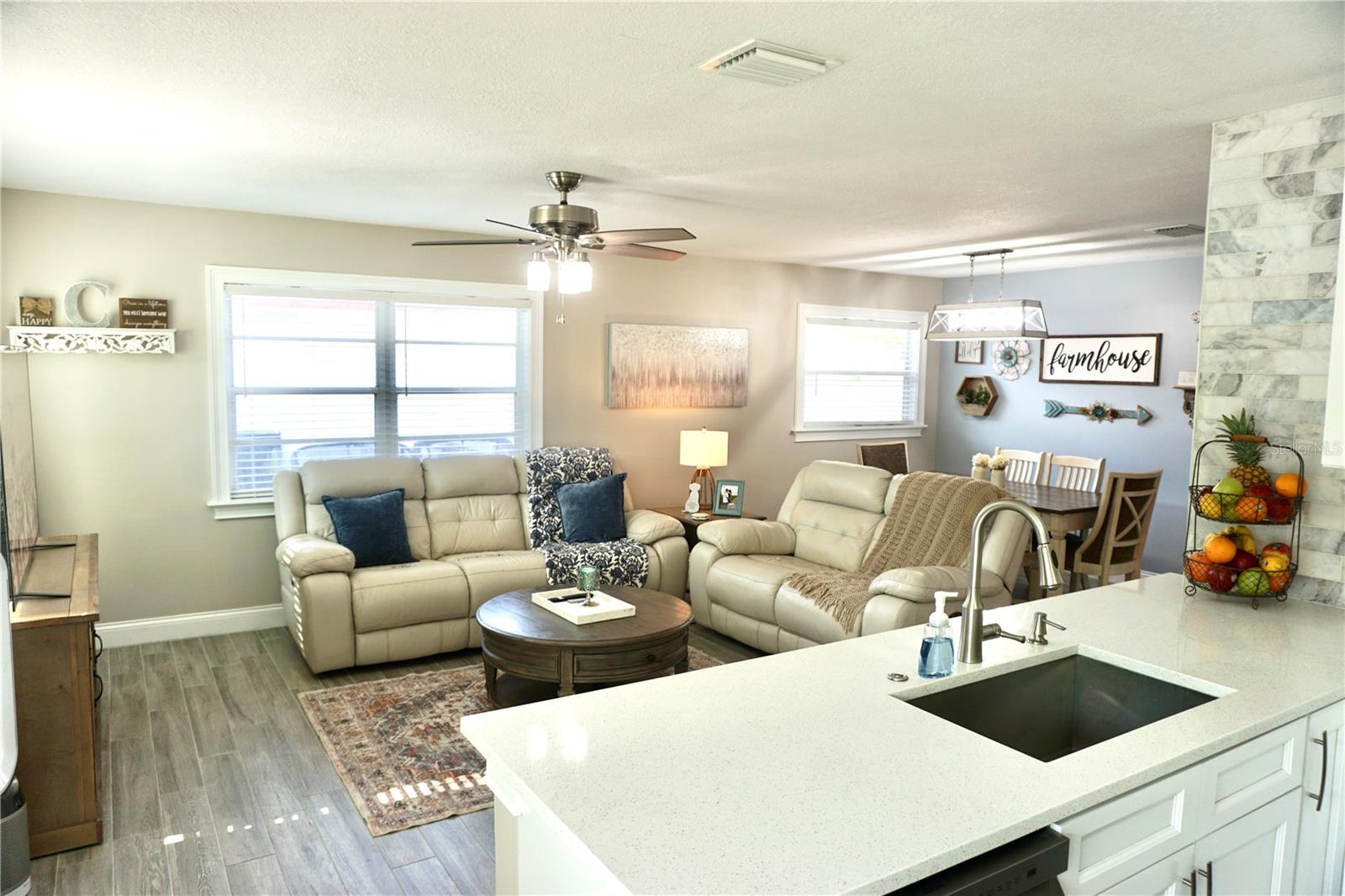 Listing photo id 5 for 135 Emerald Lane