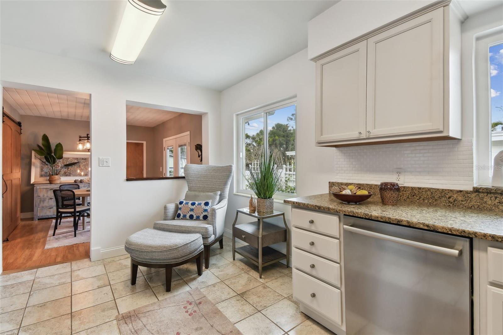 Listing photo id 11 for 7224 Park Street S
