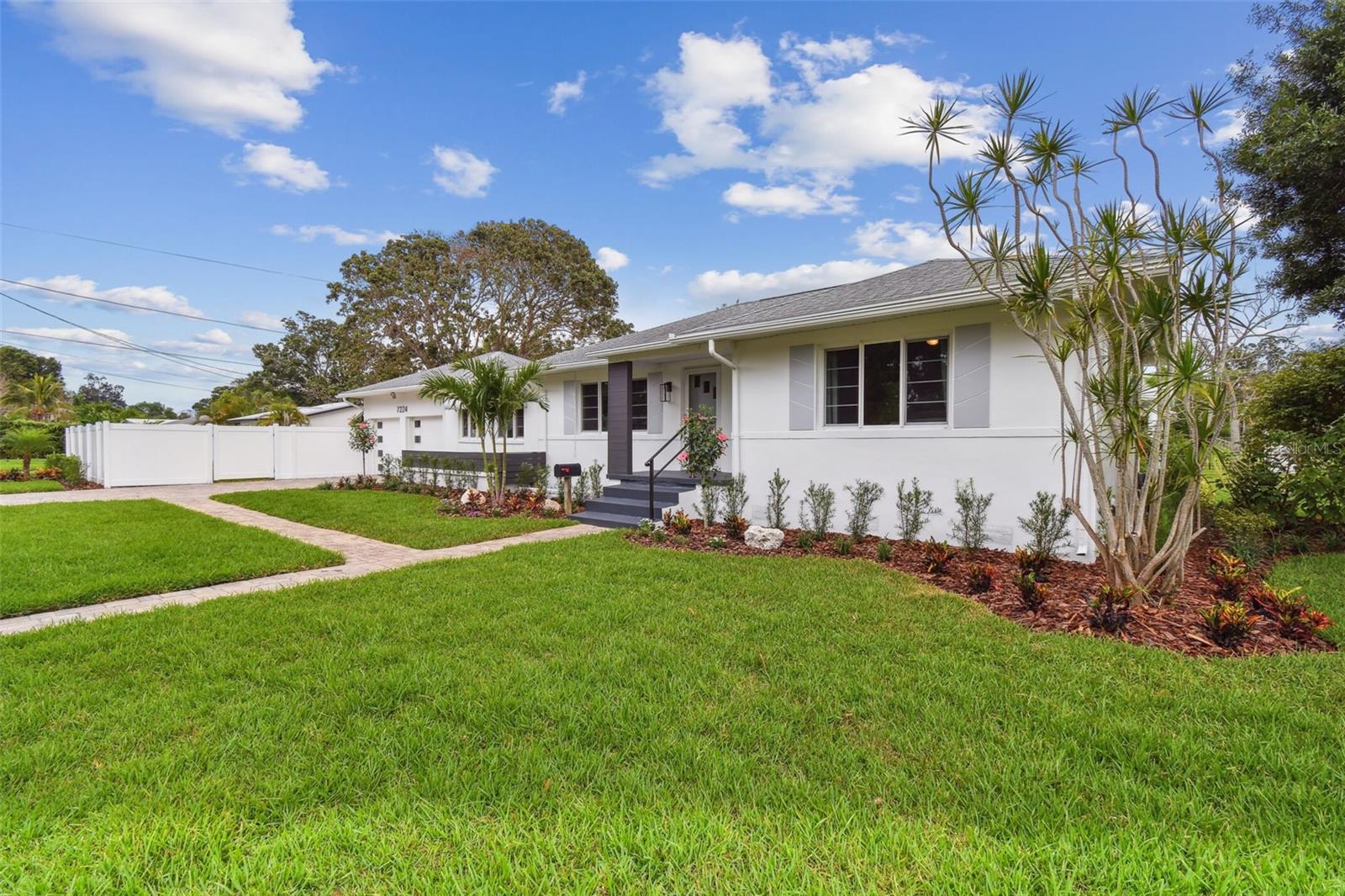 Listing photo id 3 for 7224 Park Street S