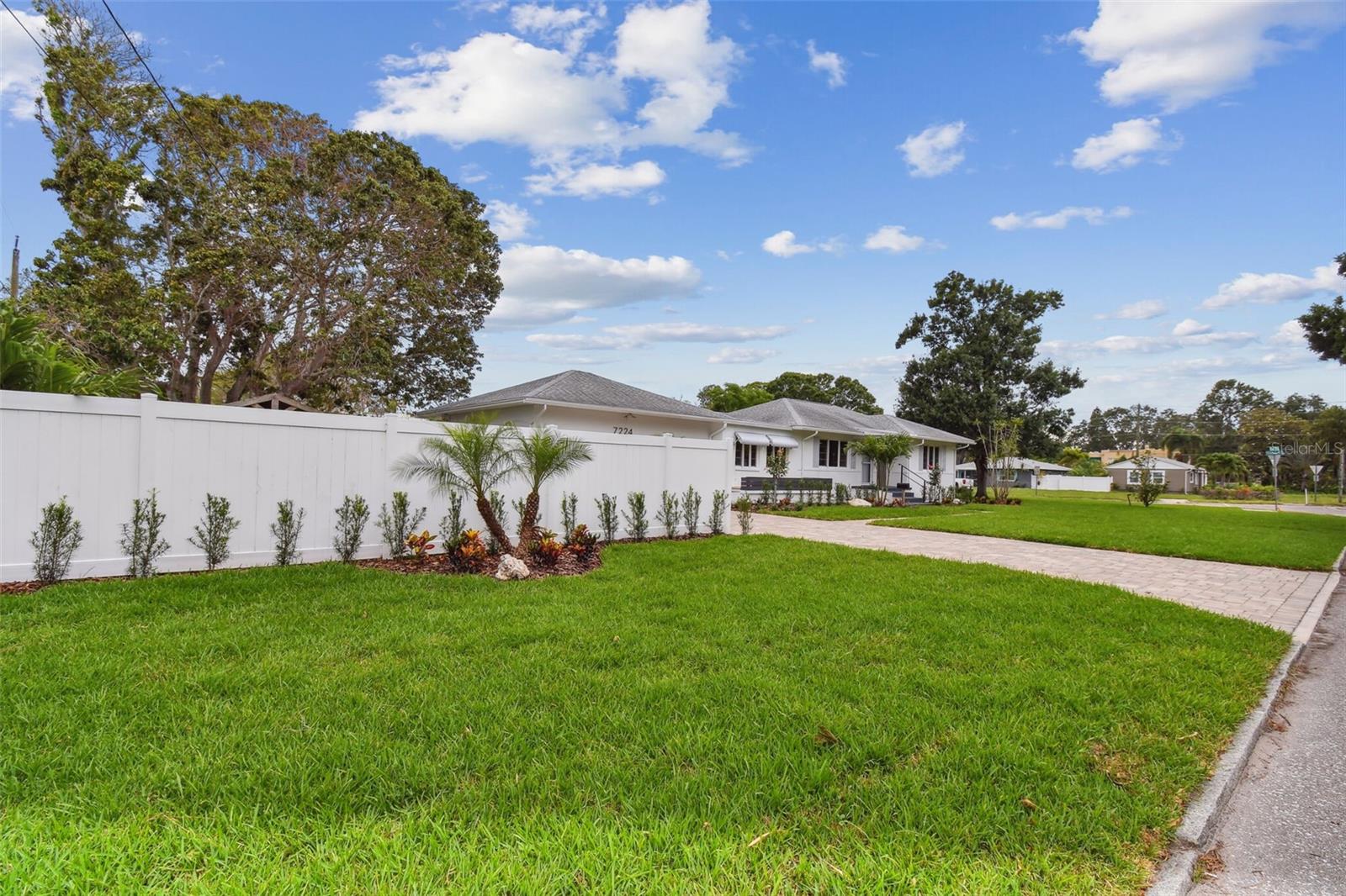 Listing photo id 4 for 7224 Park Street S