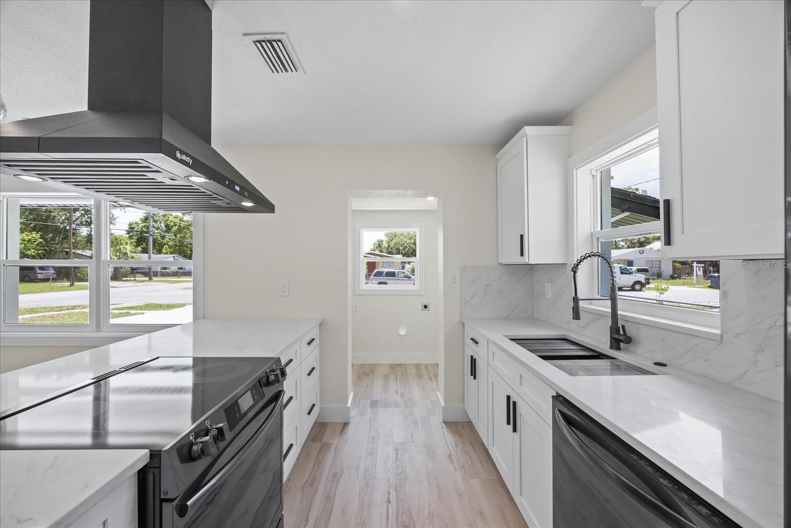 Listing photo id 10 for 6816 Hesperides Street