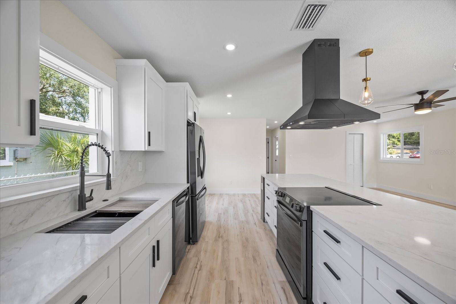 Listing photo id 11 for 6816 Hesperides Street