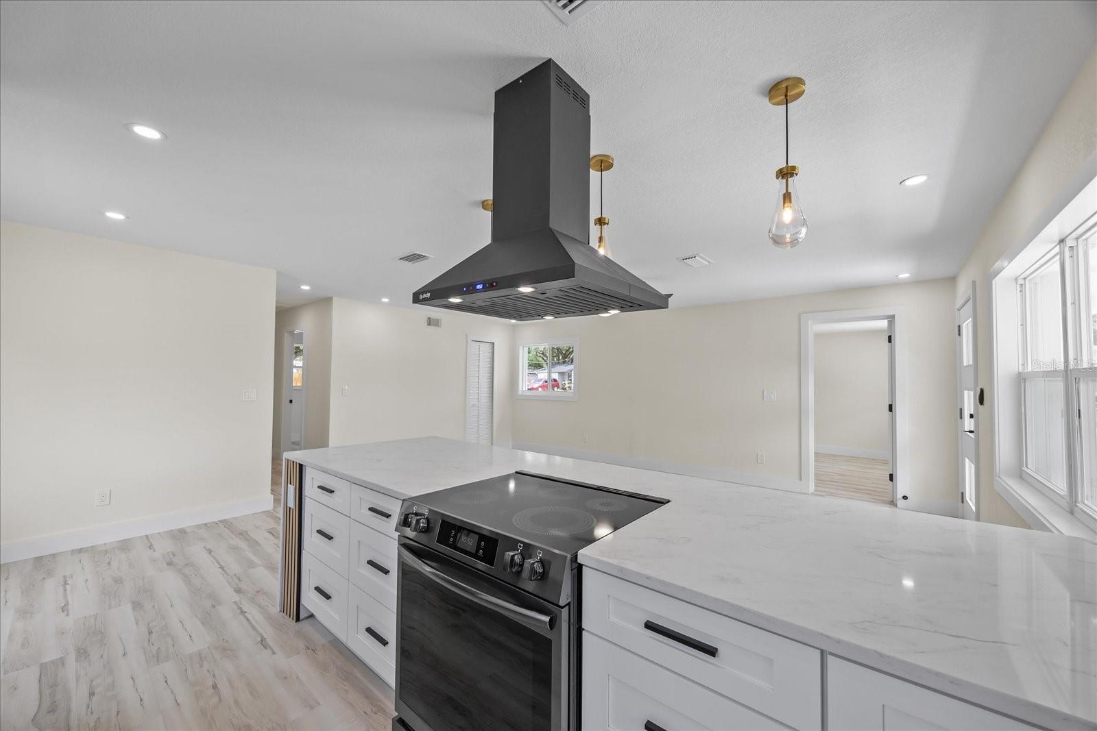 Listing photo id 12 for 6816 Hesperides Street