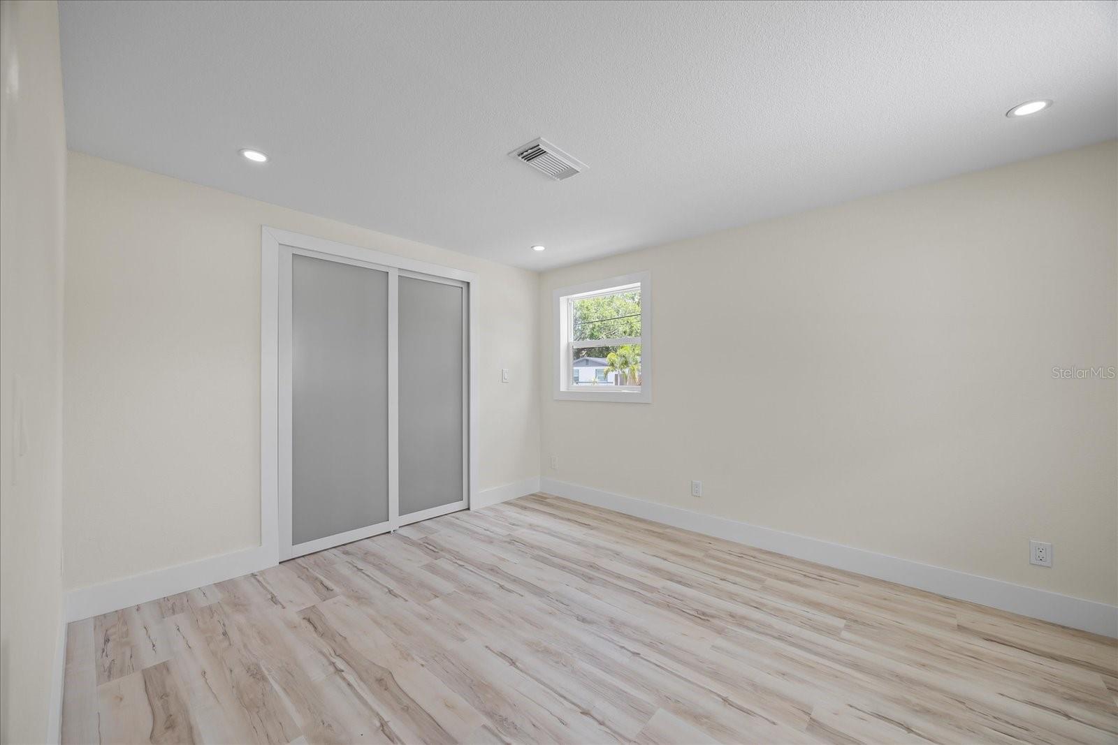 Listing photo id 13 for 6816 Hesperides Street