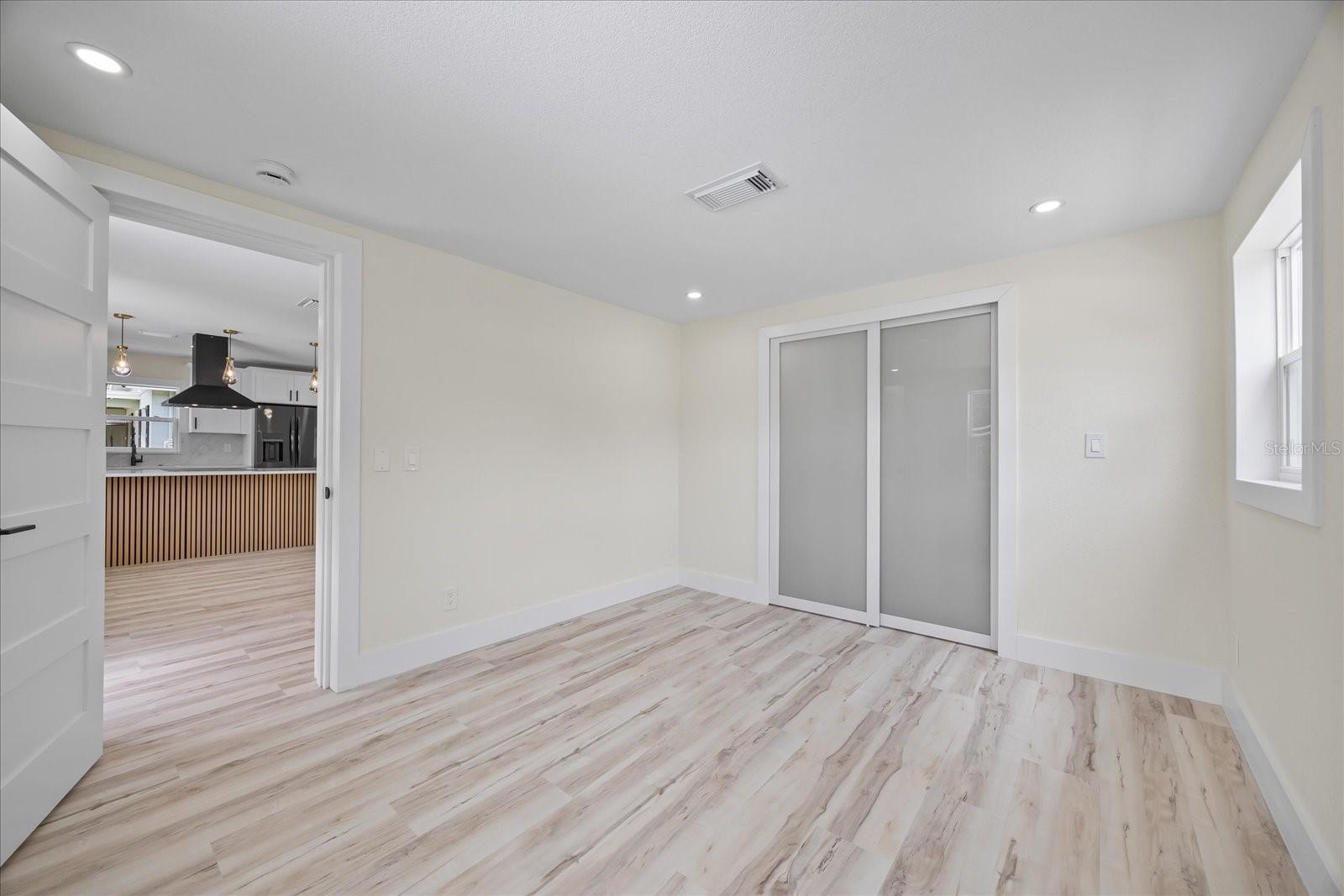 Listing photo id 15 for 6816 Hesperides Street