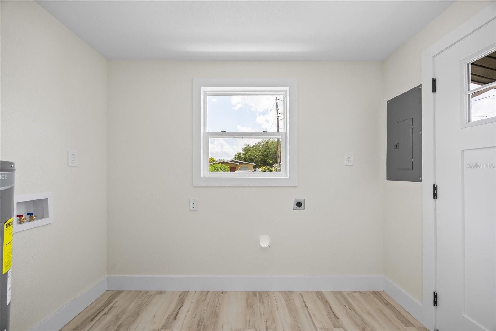 Listing photo id 24 for 6816 Hesperides Street