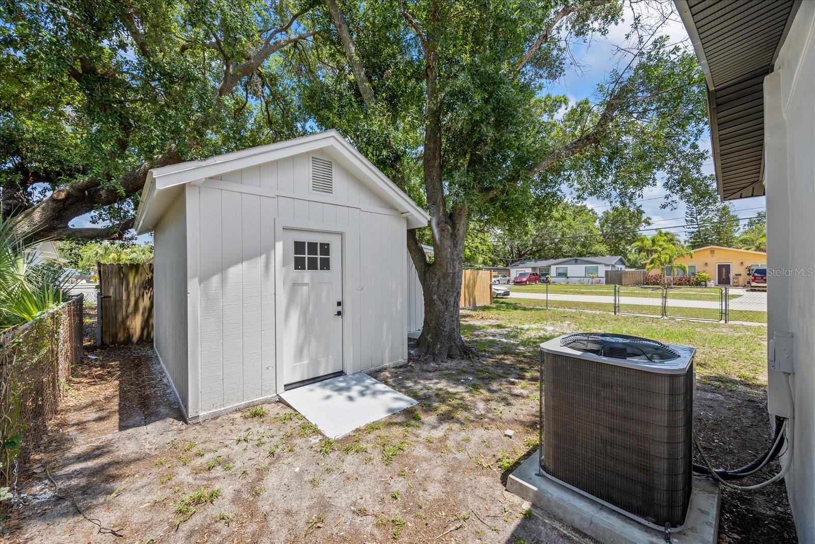 Listing photo id 25 for 6816 Hesperides Street