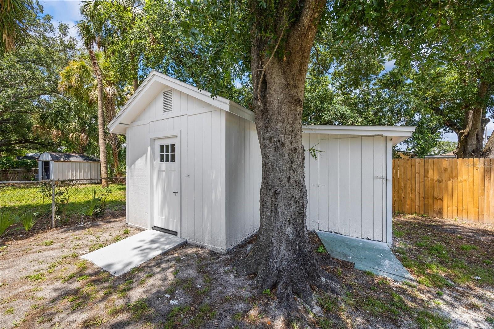 Listing photo id 26 for 6816 Hesperides Street