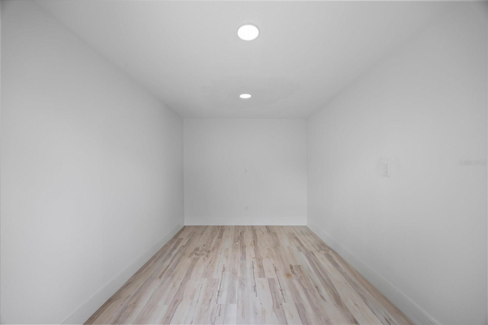 Listing photo id 27 for 6816 Hesperides Street
