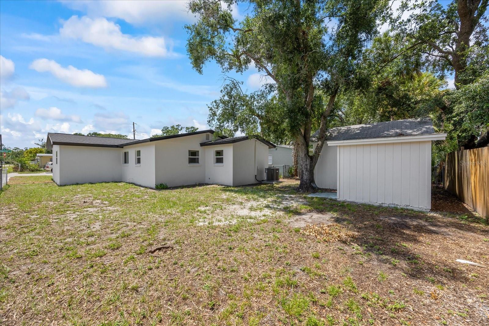 Listing photo id 28 for 6816 Hesperides Street