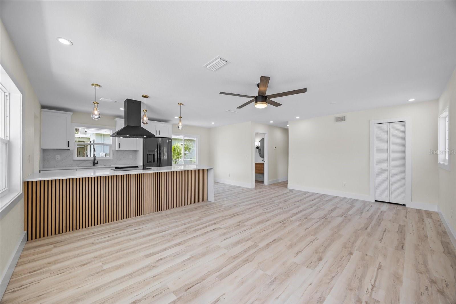 Listing photo id 3 for 6816 Hesperides Street