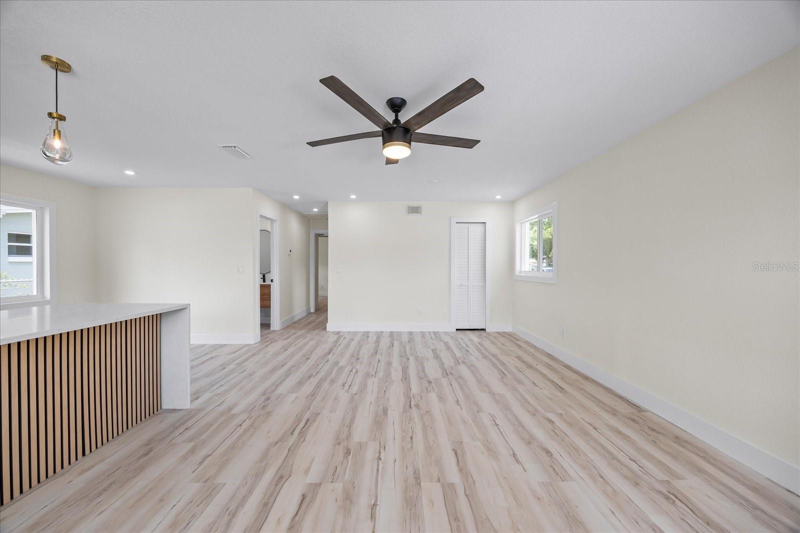 Listing photo id 4 for 6816 Hesperides Street
