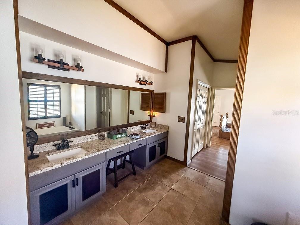 Listing photo id 10 for 1716 Bondurant Way