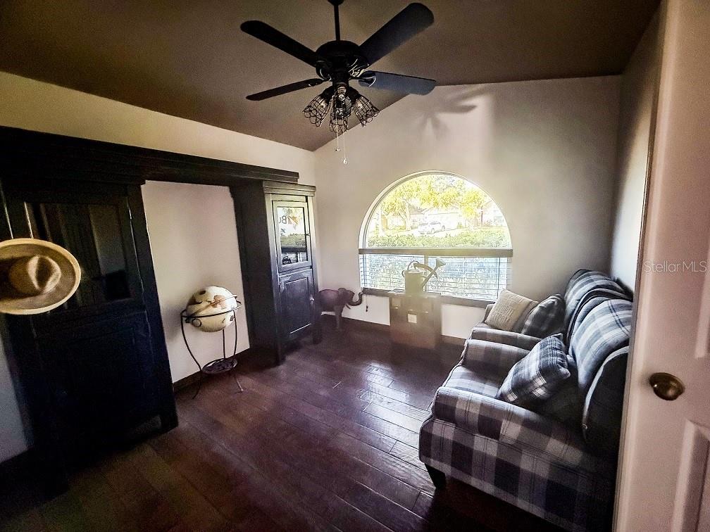 Listing photo id 15 for 1716 Bondurant Way