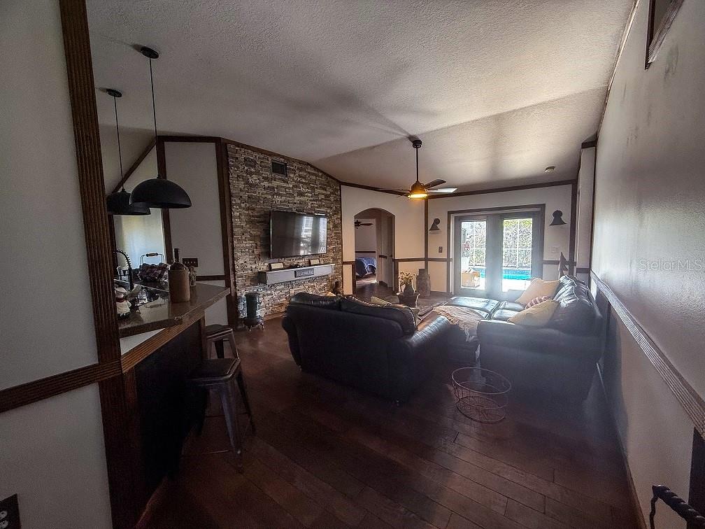 Listing photo id 16 for 1716 Bondurant Way