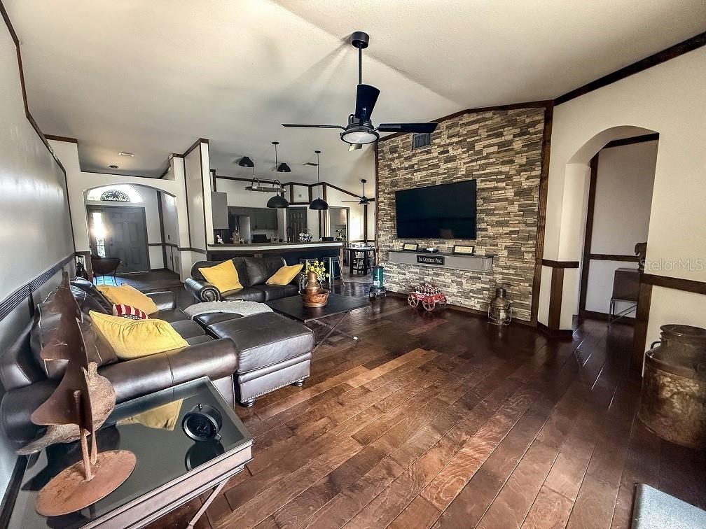 Listing photo id 17 for 1716 Bondurant Way