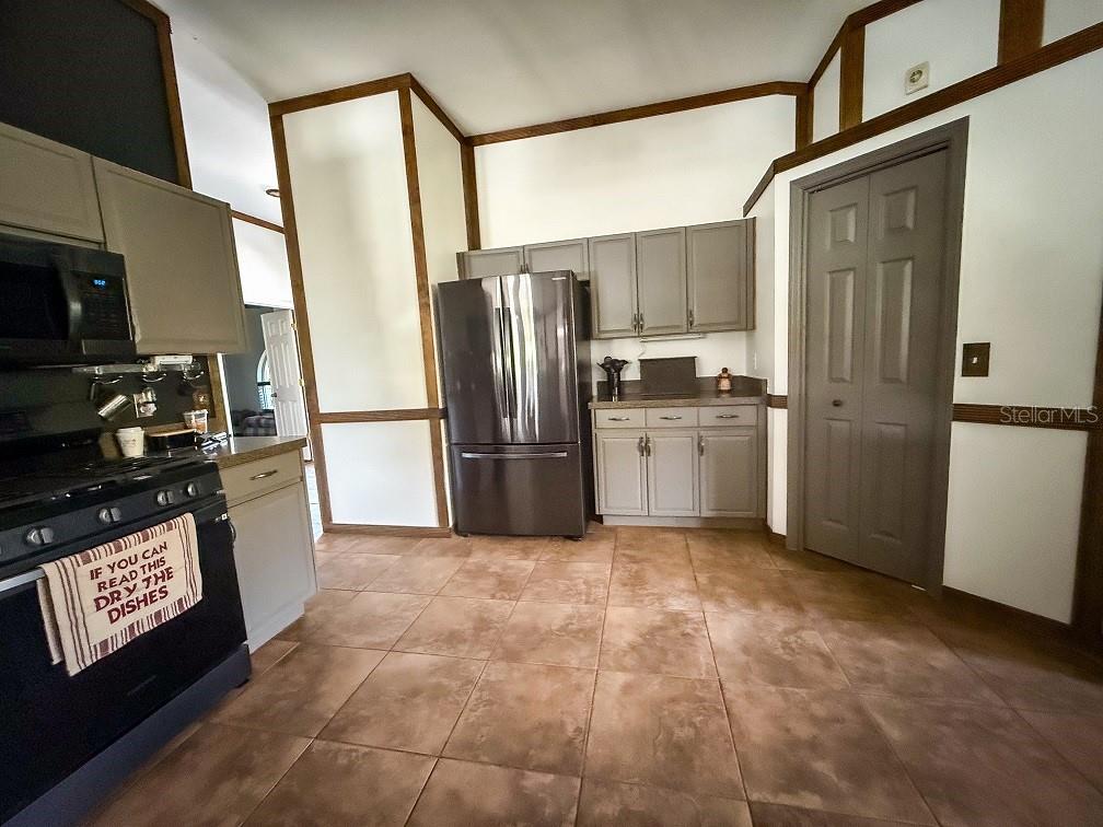 Listing photo id 6 for 1716 Bondurant Way