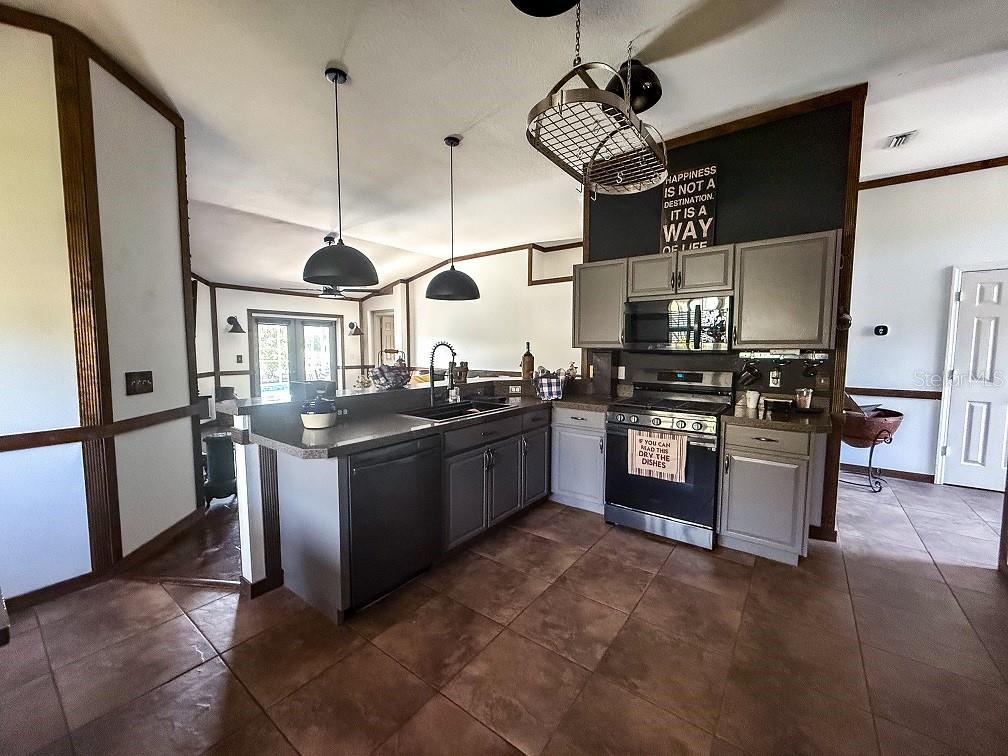 Listing photo id 7 for 1716 Bondurant Way
