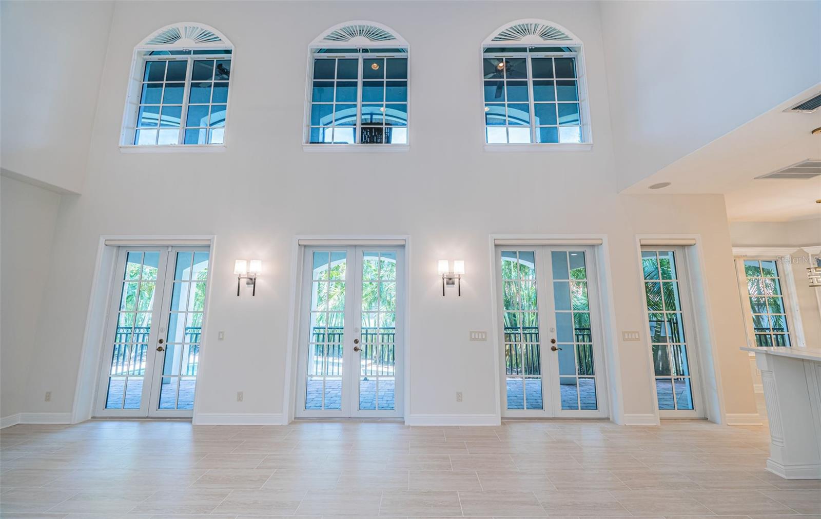 Listing photo id 10 for 147 Bay Point Drive Ne