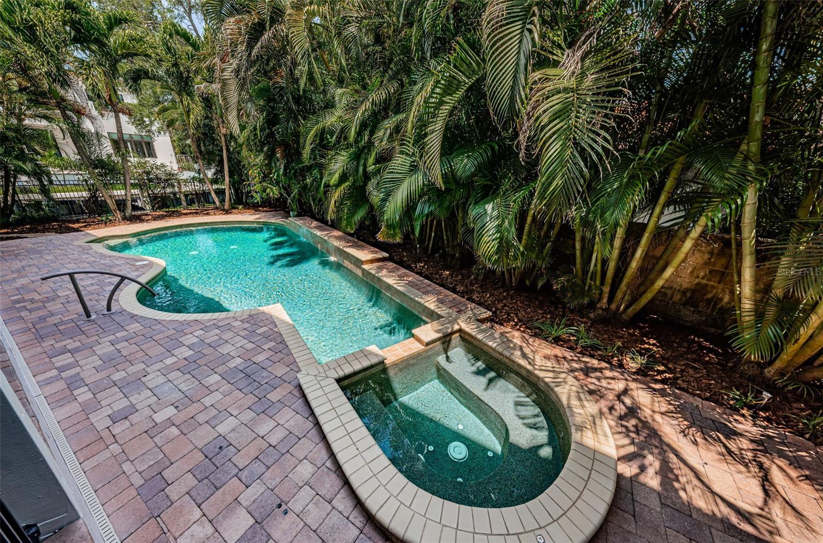 Listing photo id 12 for 147 Bay Point Drive Ne