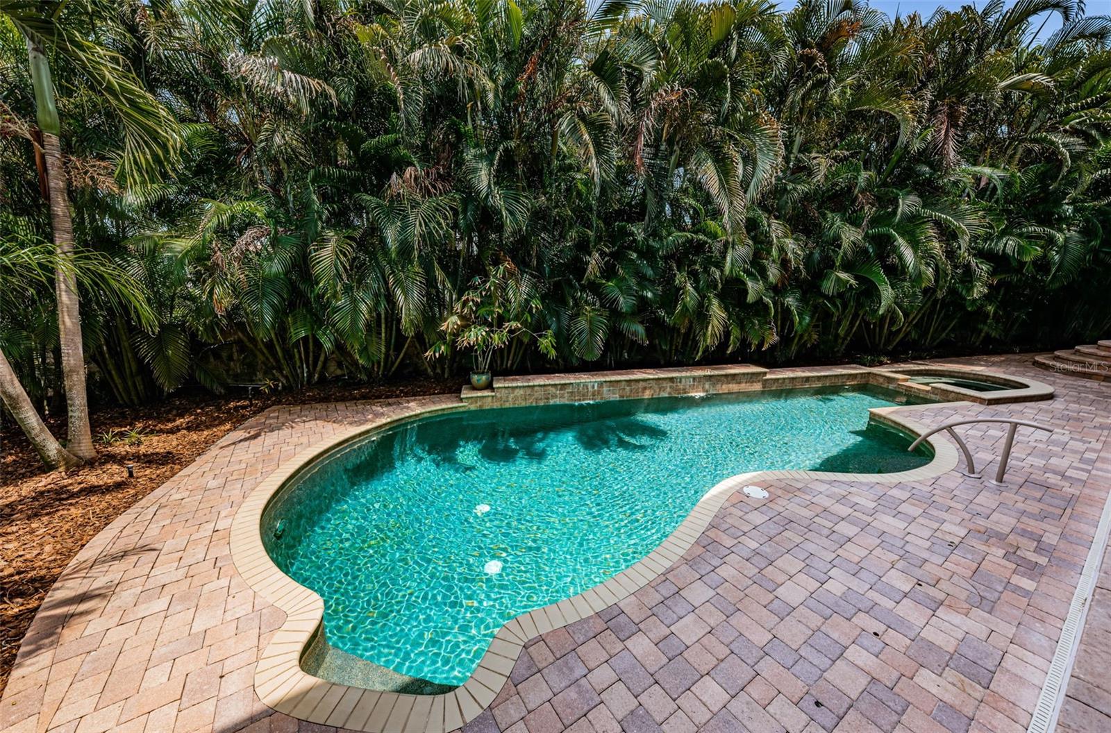 Listing photo id 13 for 147 Bay Point Drive Ne