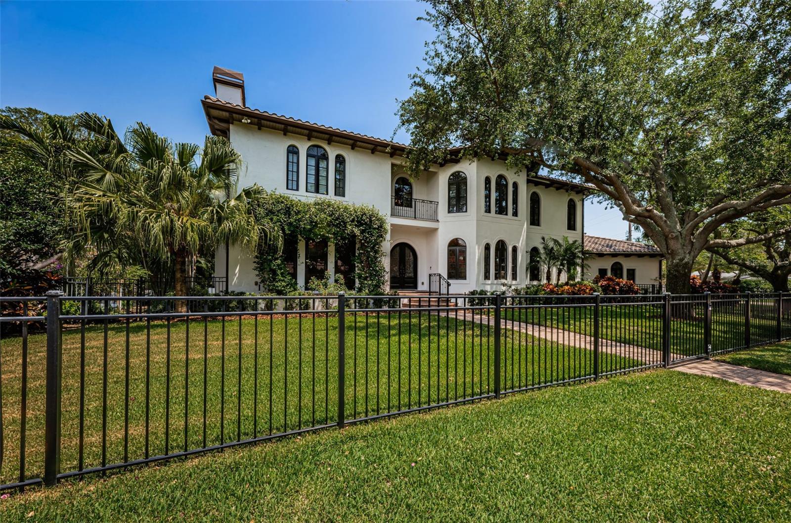 Listing photo id 1 for 147 Bay Point Drive Ne