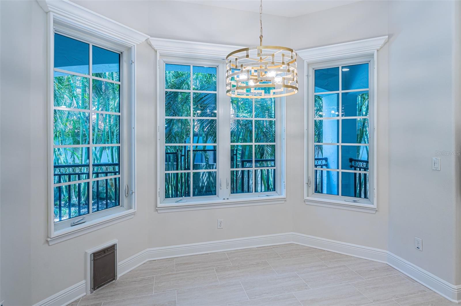 Listing photo id 31 for 147 Bay Point Drive Ne