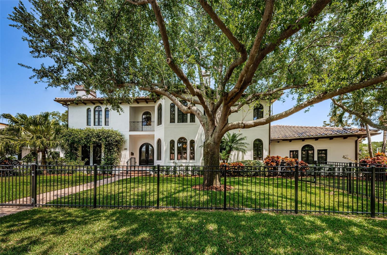 Listing photo id 2 for 147 Bay Point Drive Ne