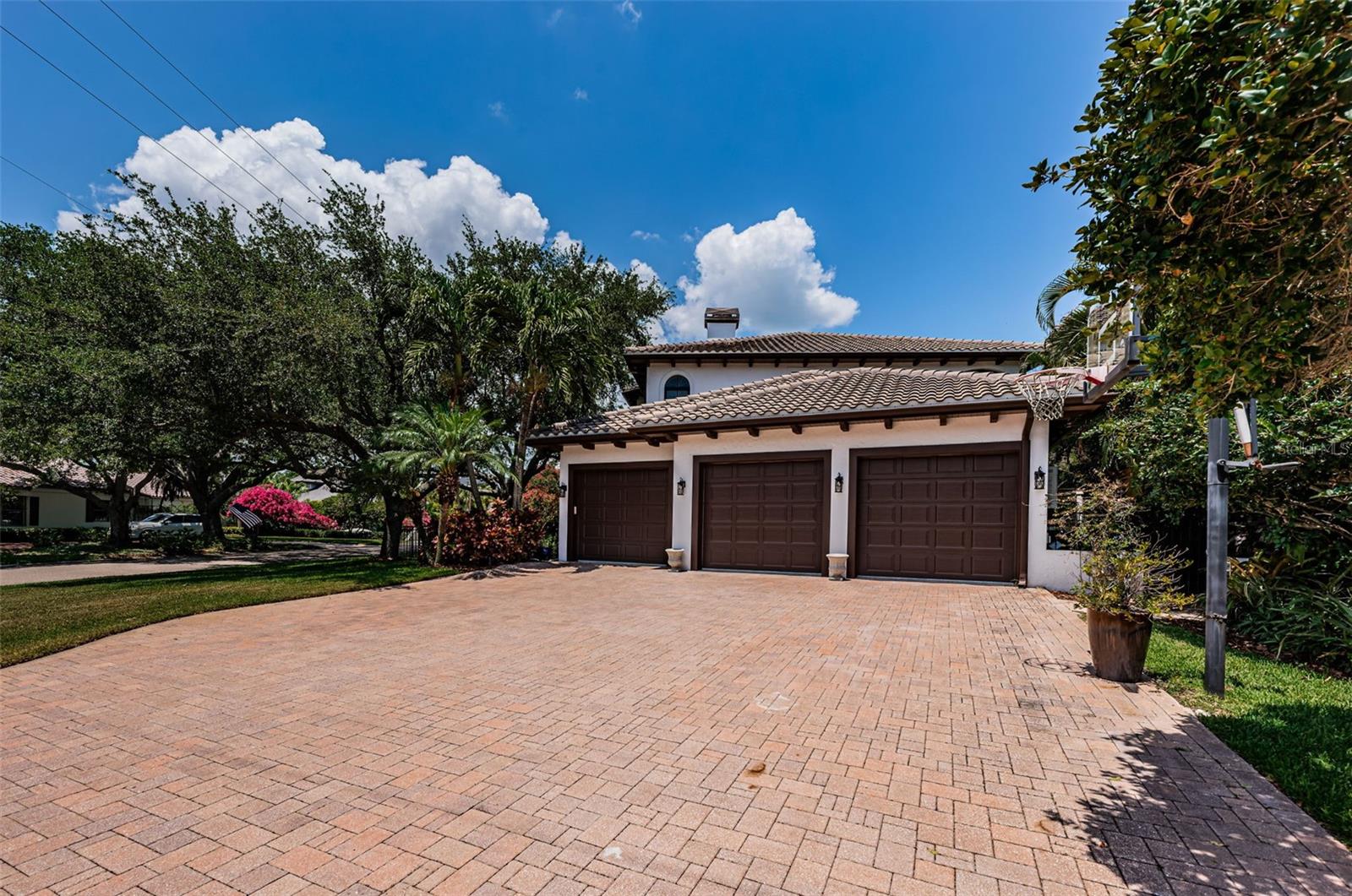 Listing photo id 3 for 147 Bay Point Drive Ne
