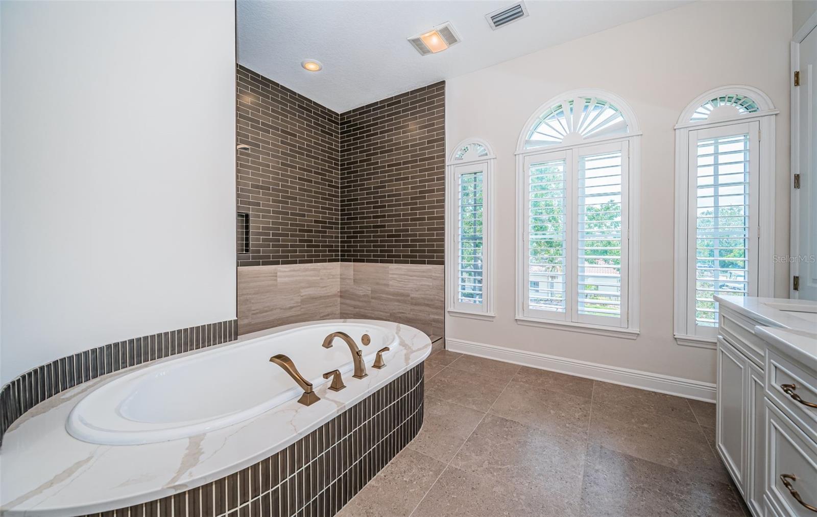 Listing photo id 51 for 147 Bay Point Drive Ne
