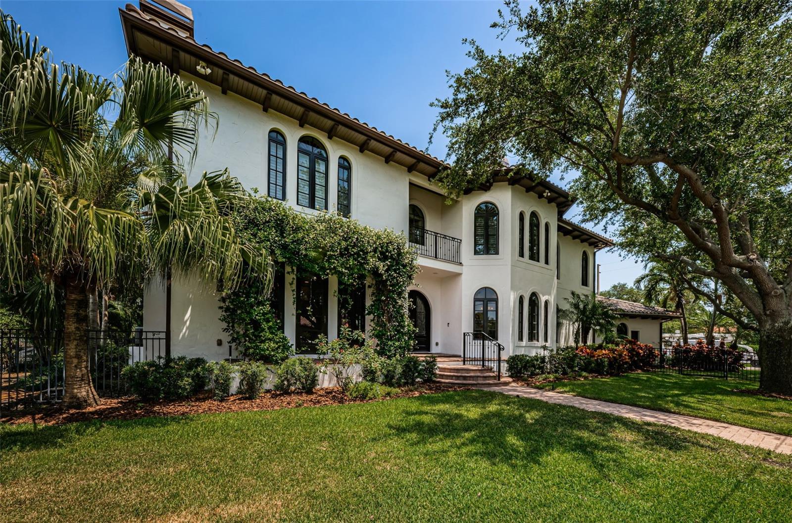 Listing photo id 4 for 147 Bay Point Drive Ne