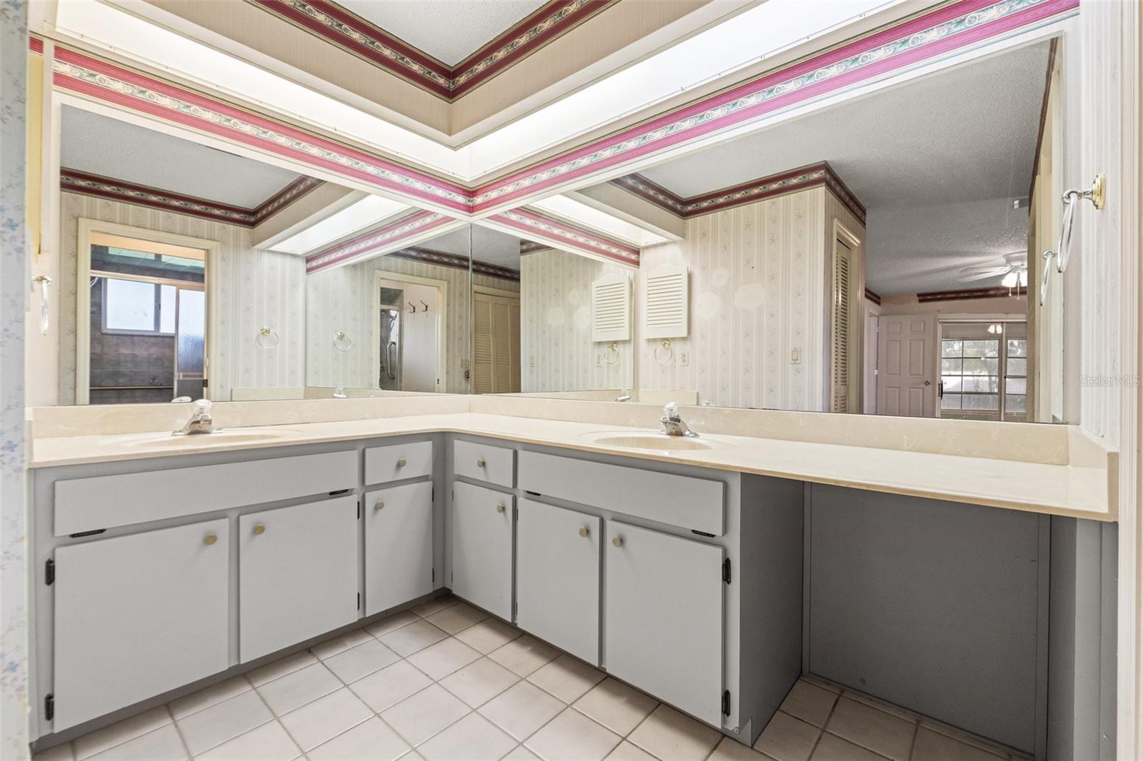 Image 13 of 39 For 6058 Waycross Drive