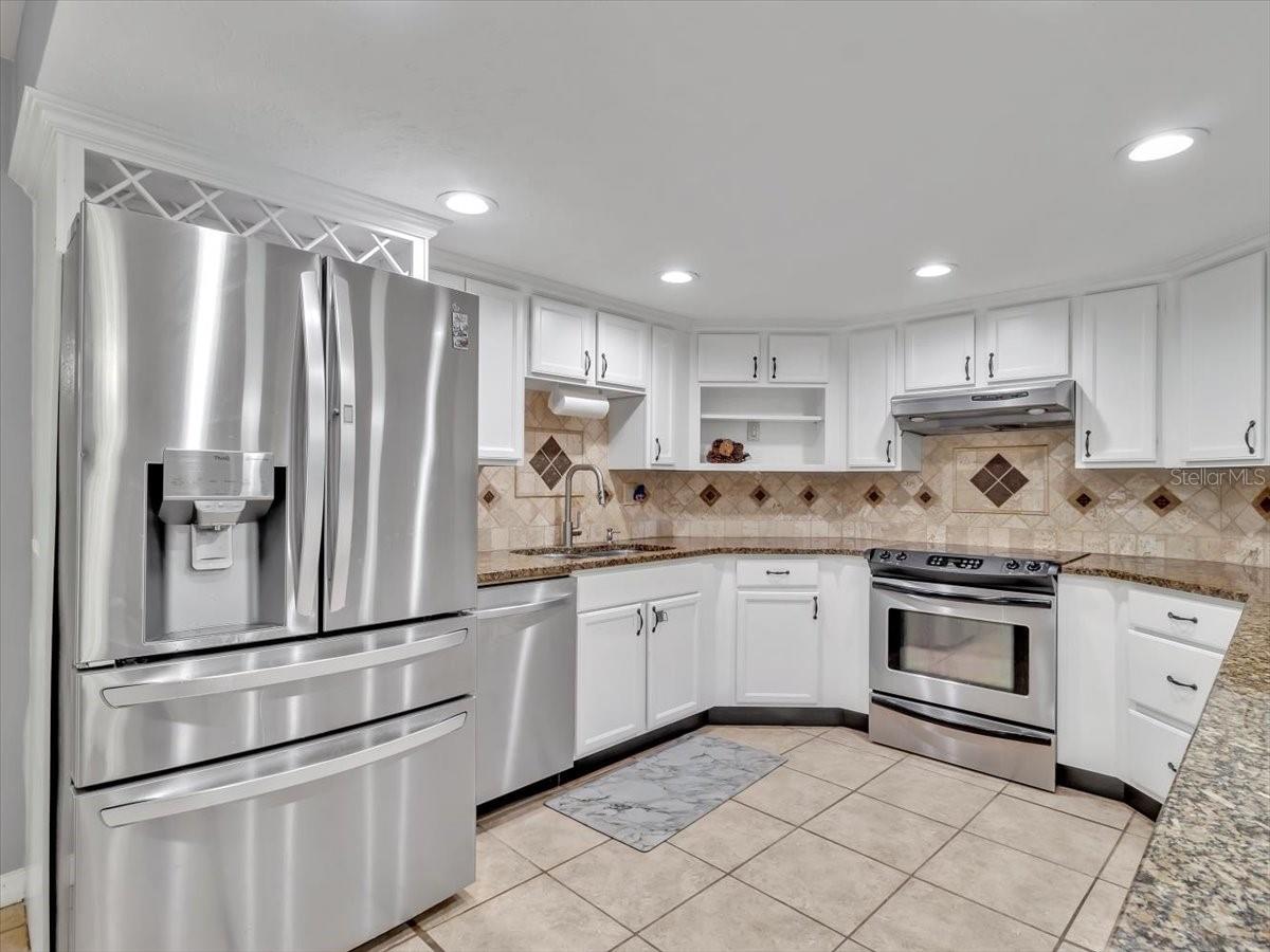 Listing photo id 8 for 25555 Oaks Boulevard