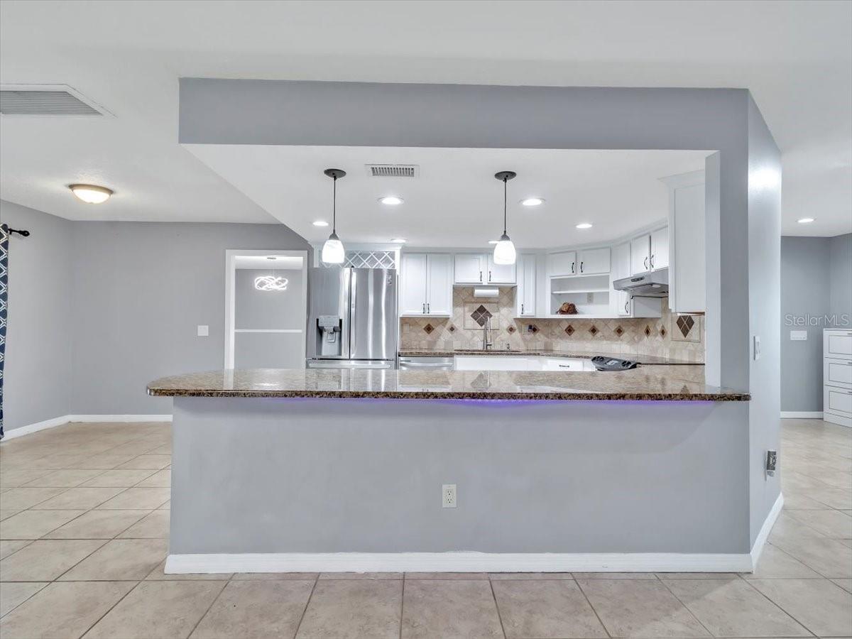 Listing photo id 9 for 25555 Oaks Boulevard