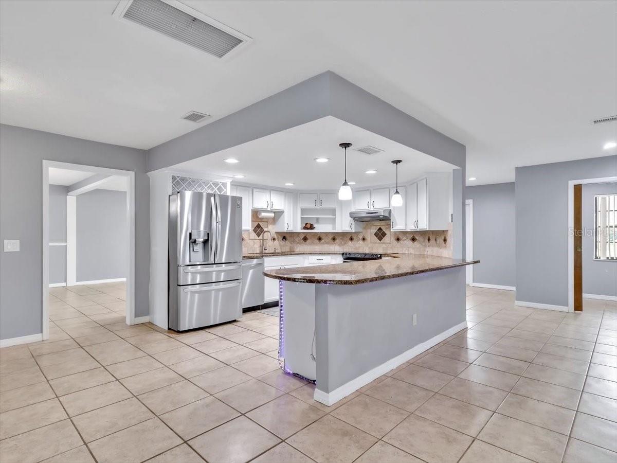 Listing photo id 10 for 25555 Oaks Boulevard