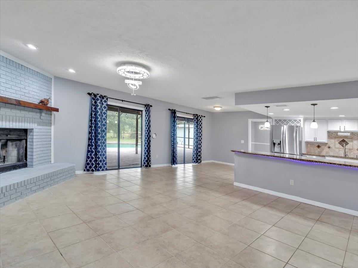 Listing photo id 14 for 25555 Oaks Boulevard