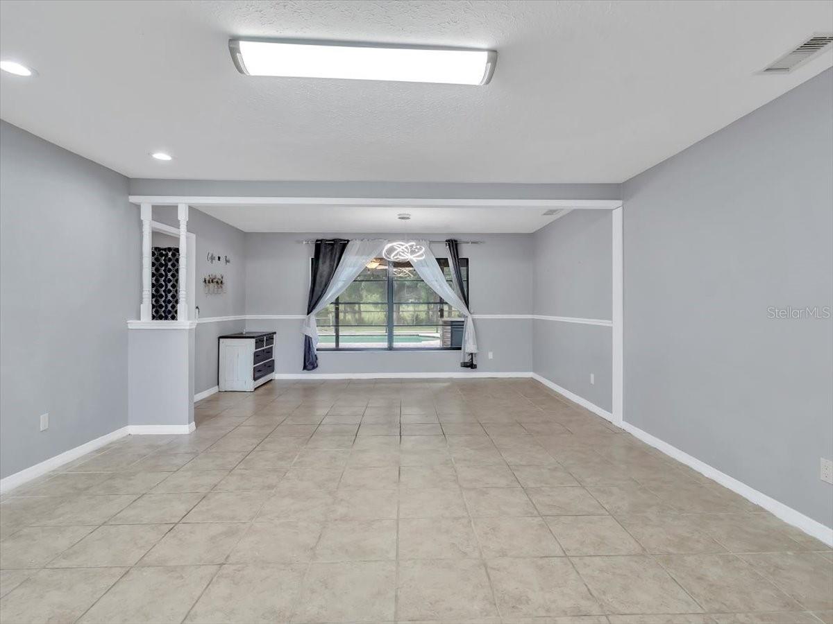 Listing photo id 16 for 25555 Oaks Boulevard